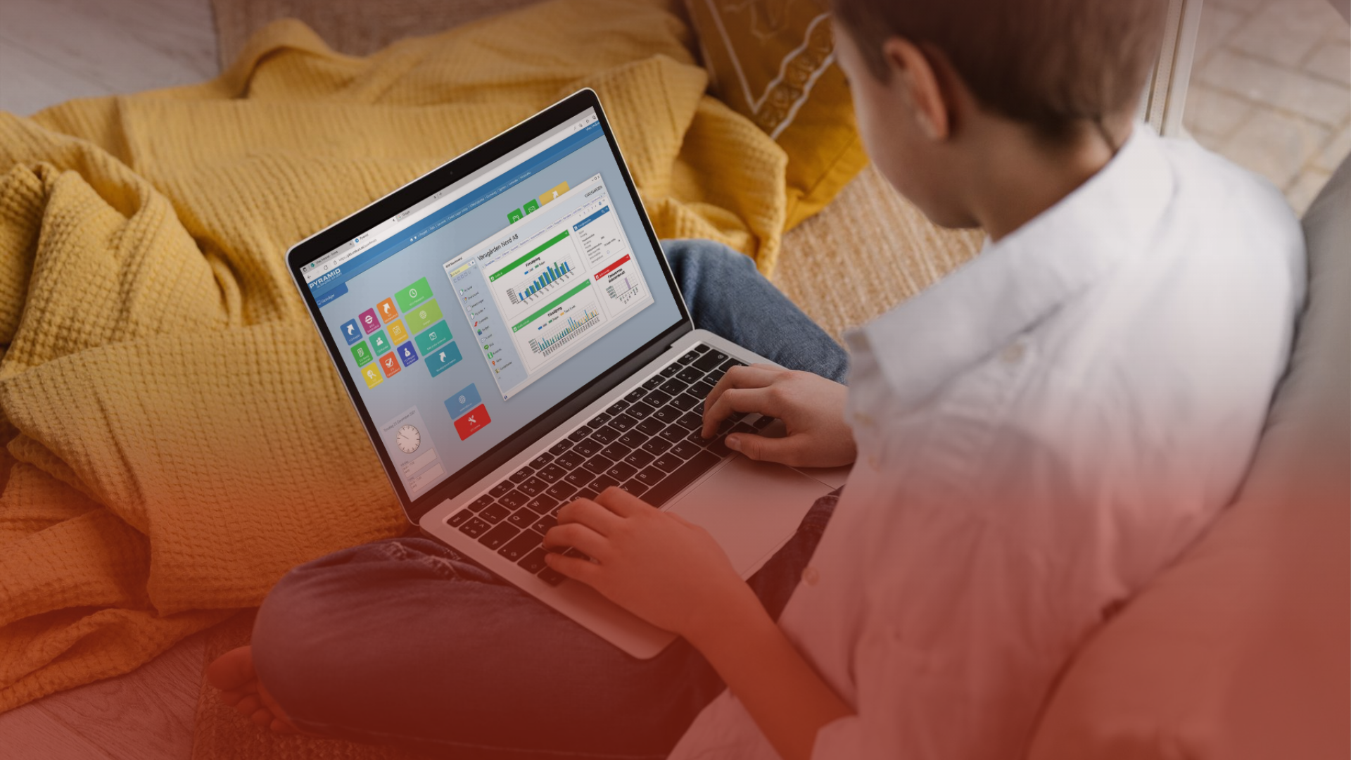 Person sitter vid dator i soffan