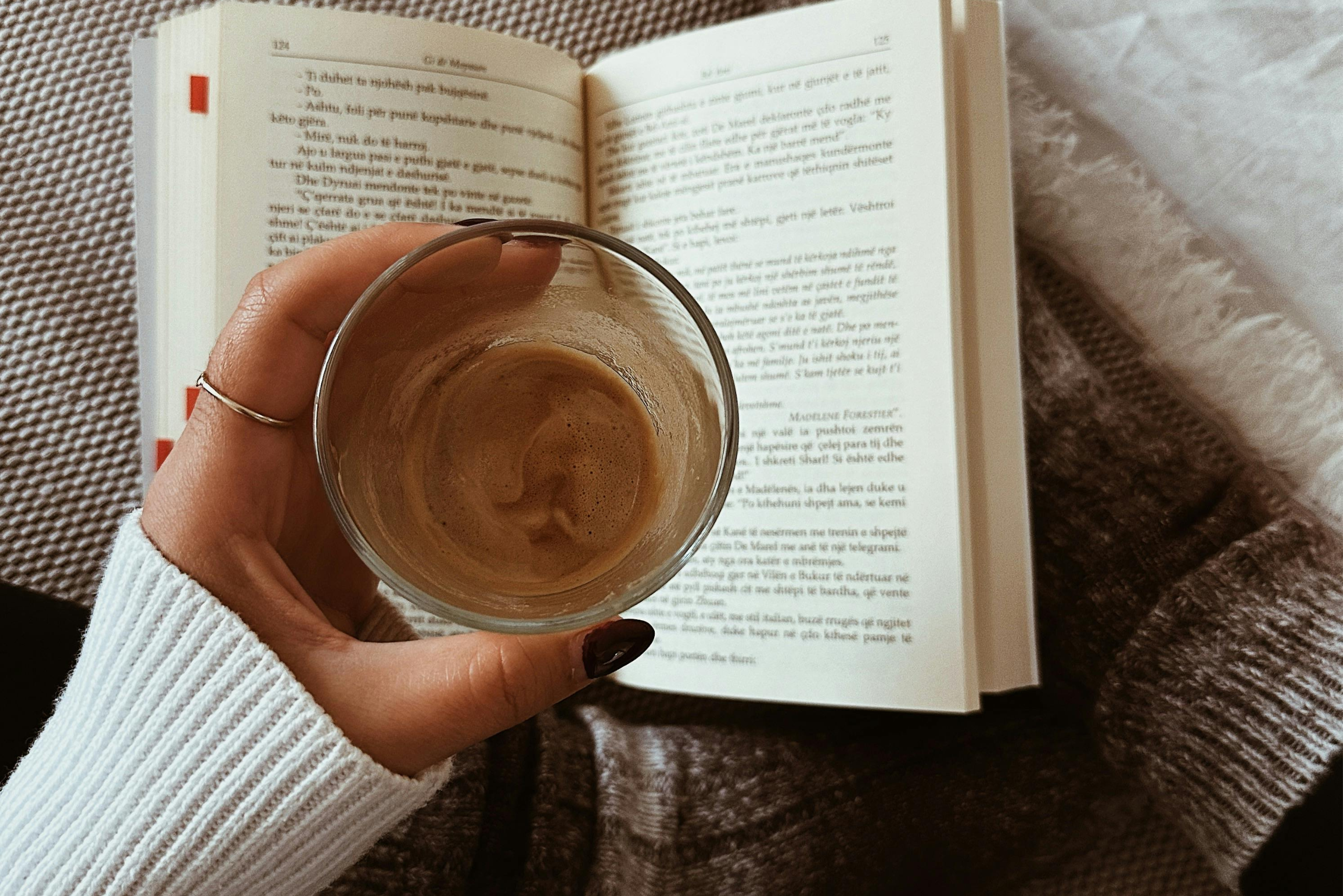 Selma läser bok